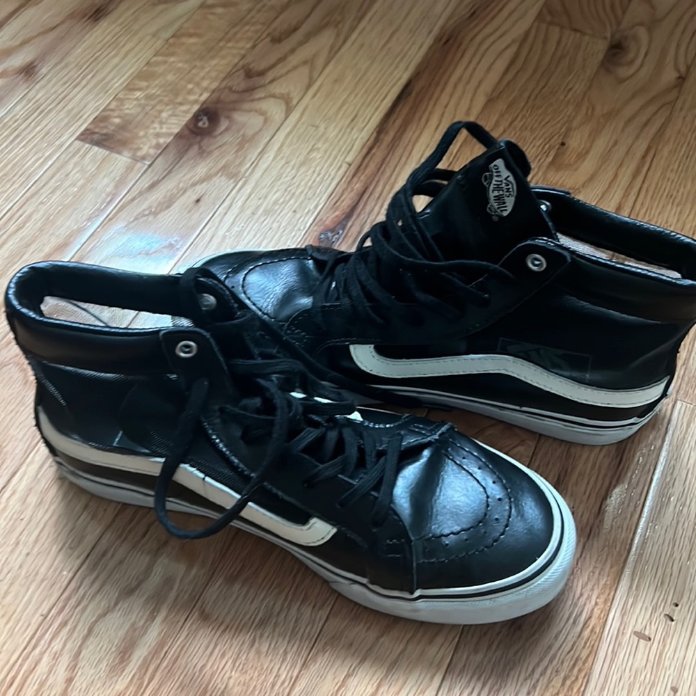 Vans High tops women’s size 7 (men’s size 5.5)